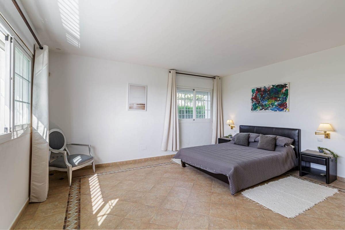 5 bedroom Villa for sale in Benahavis with pool - € 1,750,000 (Ref: 9192287)