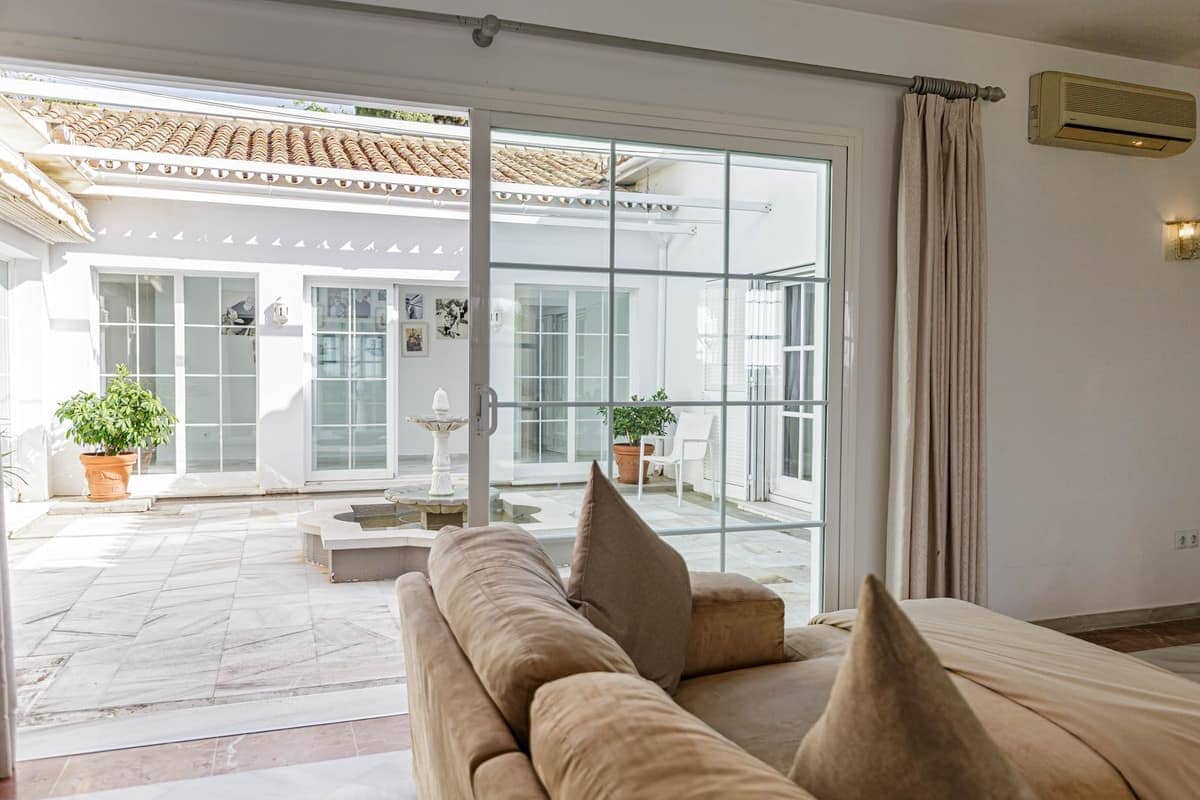 5 bedroom Villa for sale in Benahavis with pool - € 1,750,000 (Ref: 9192287)