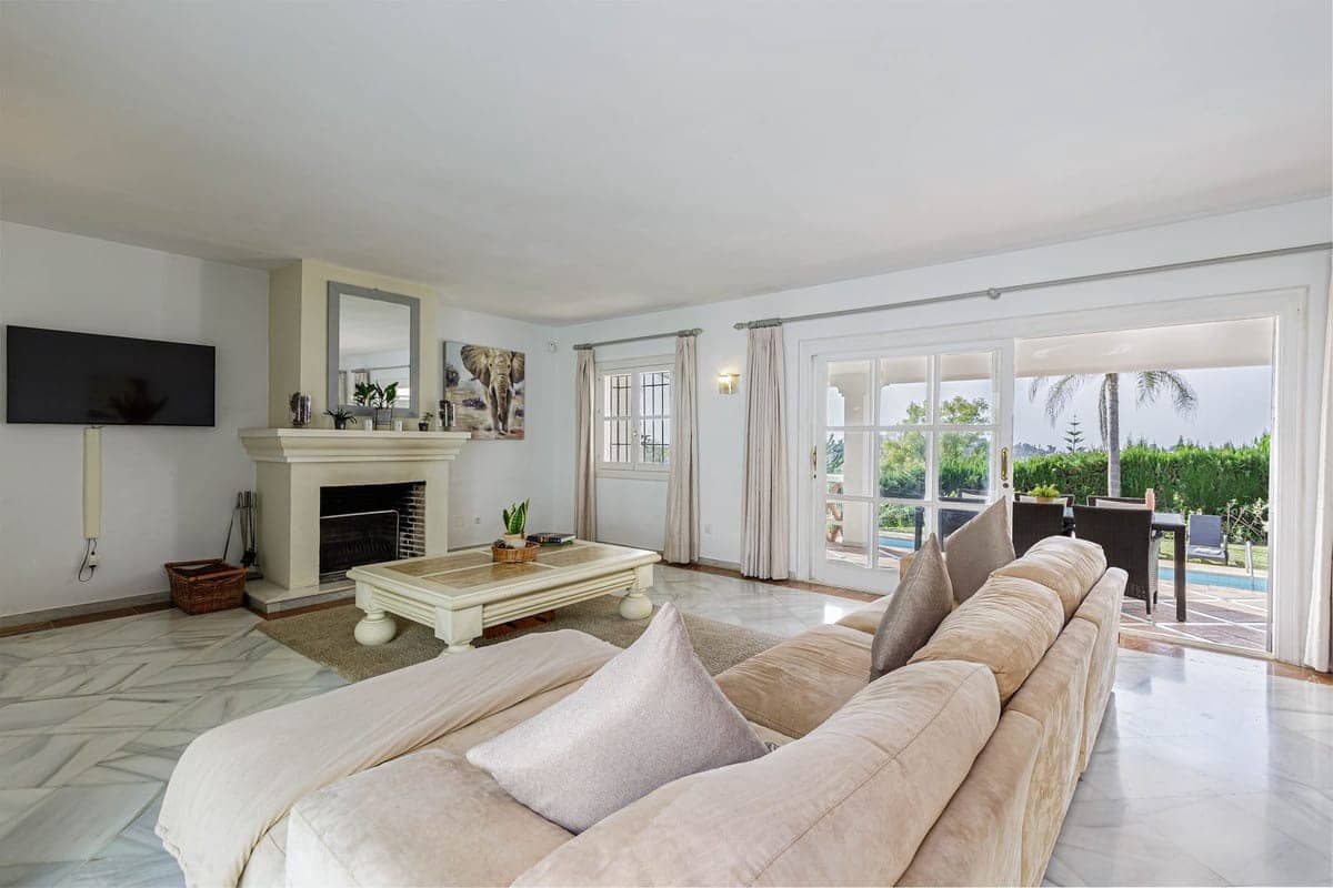 5 bedroom Villa for sale in Benahavis with pool - € 1,750,000 (Ref: 9192287)