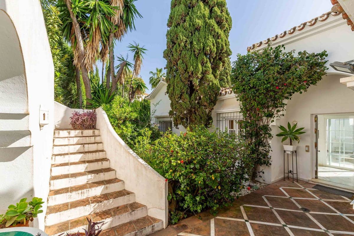 5 bedroom Villa for sale in Benahavis with pool - € 1,750,000 (Ref: 9192287)