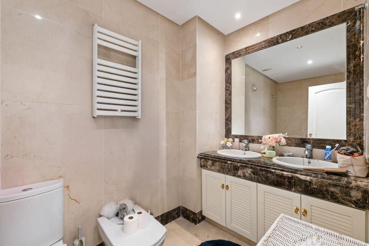 3 quarto Casa em Banda para venda em Estepona com piscina - 445 000 € (Ref: 9239834)