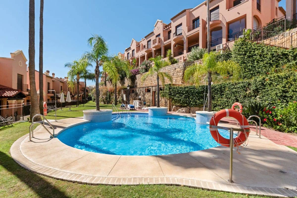3 quarto Casa em Banda para venda em Estepona com piscina - 445 000 € (Ref: 9239834)