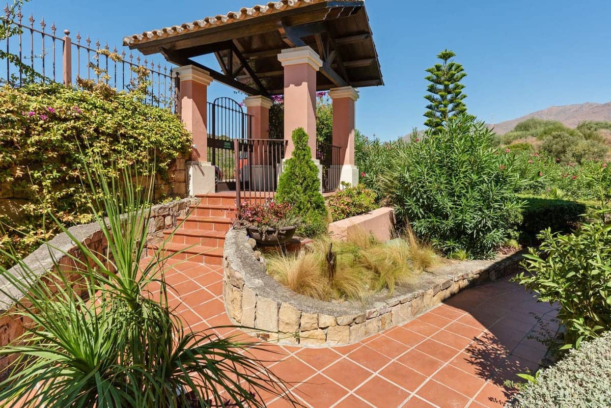 3 quarto Casa em Banda para venda em Estepona com piscina - 445 000 € (Ref: 9239834)