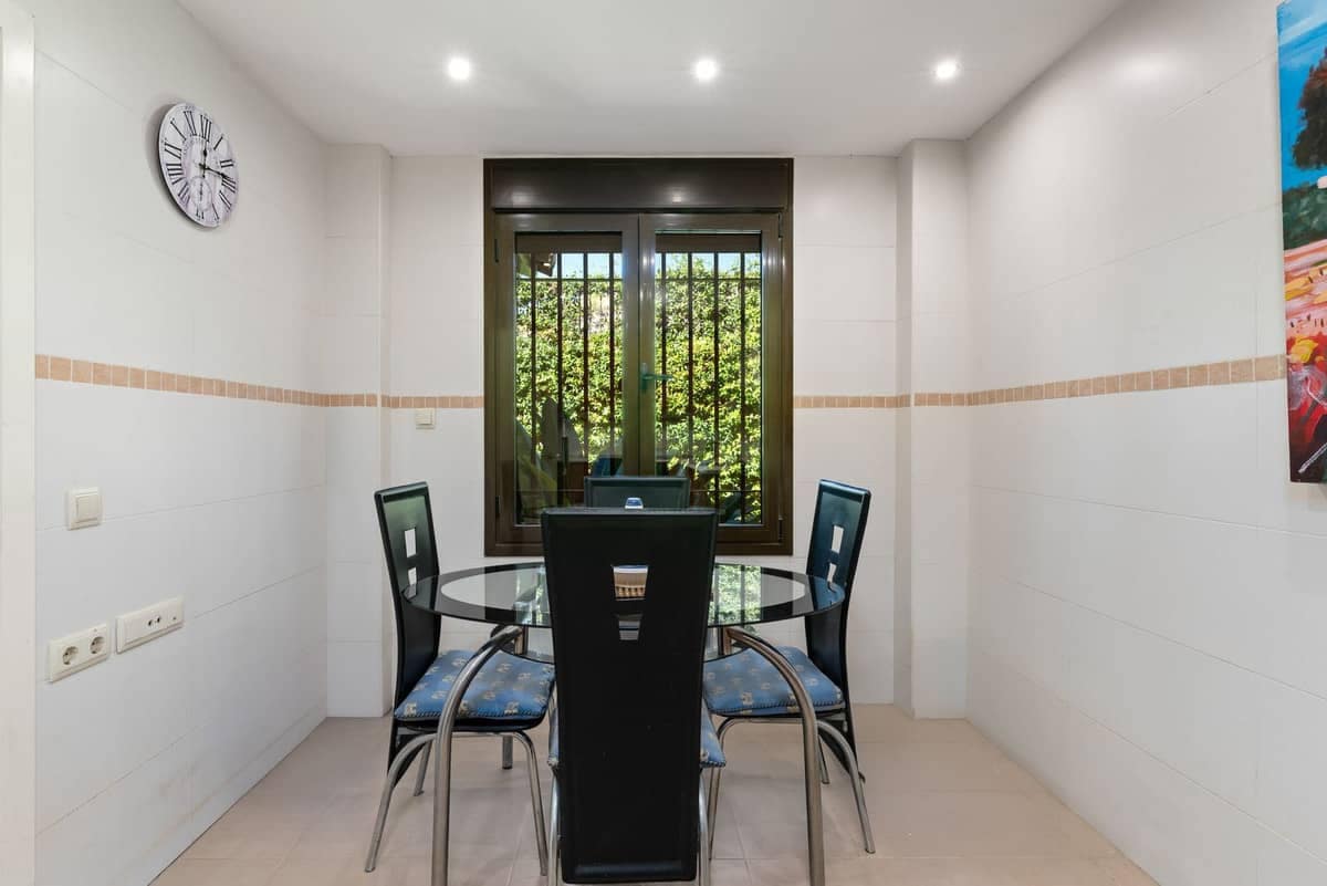 3 quarto Casa em Banda para venda em Estepona com piscina - 445 000 € (Ref: 9239834)