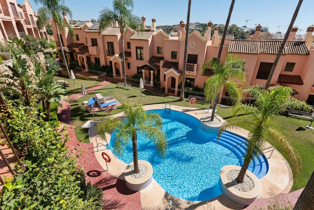 3 quarto Casa em Banda para venda em Estepona com piscina - 445 000 € (Ref: 9239834)