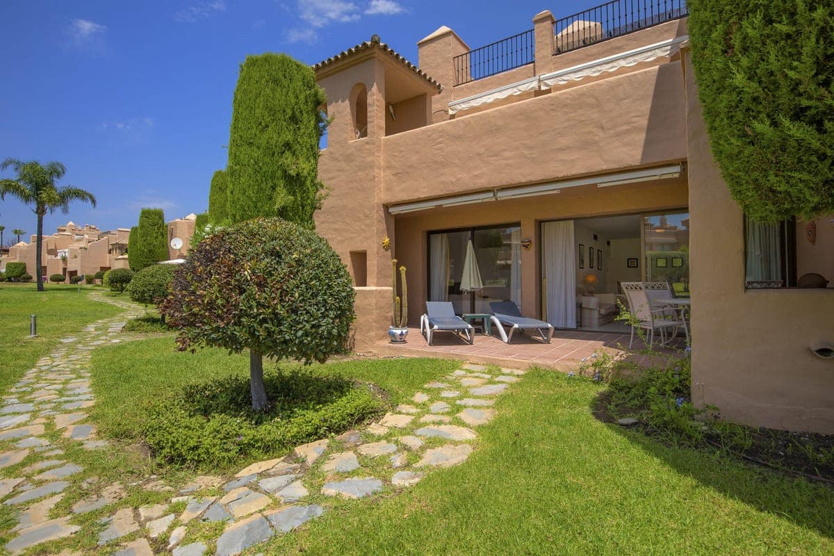 2 bedroom Apartment for sale in Estepona with pool - € 415,000 (Ref: 9276166)