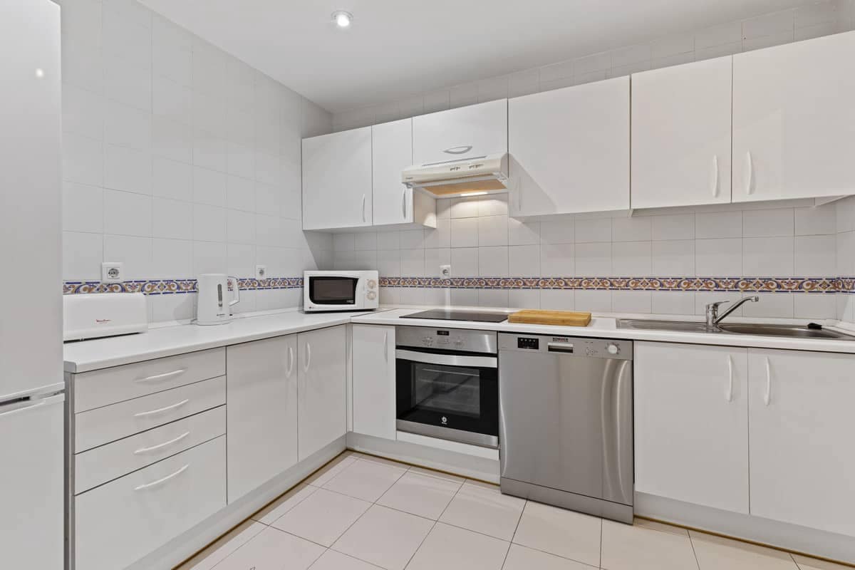 2 bedroom Apartment for sale in Estepona with pool - € 415,000 (Ref: 9276166)