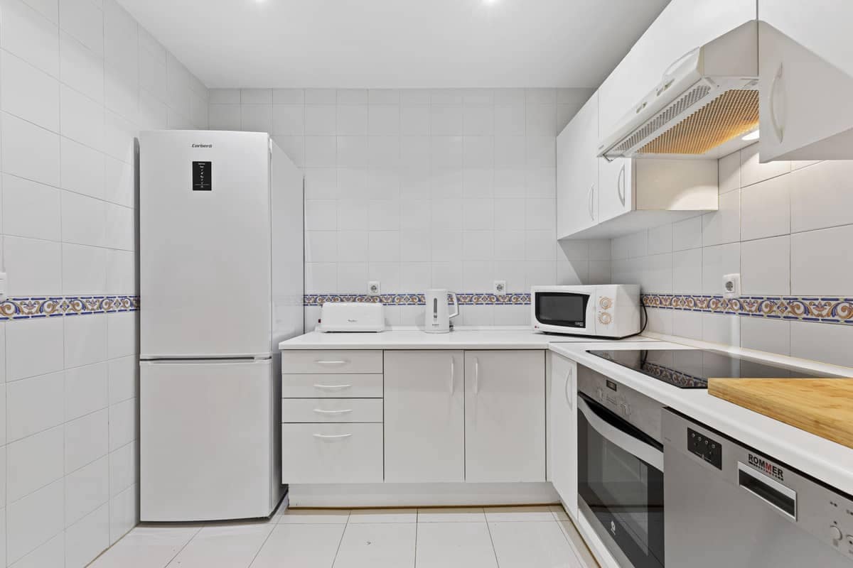 2 bedroom Apartment for sale in Estepona with pool - € 415,000 (Ref: 9276166)