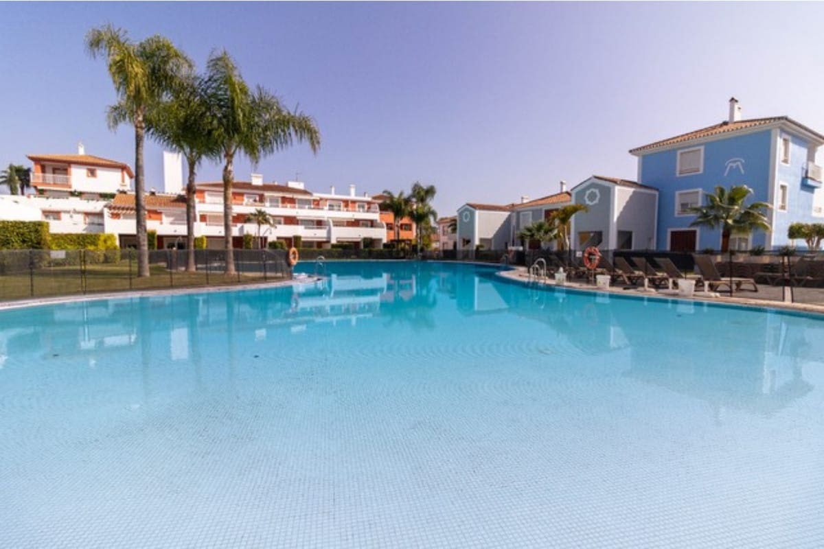 2 bedroom Apartment for sale in El Paraiso with pool - € 435,000 (Ref: 9276167)