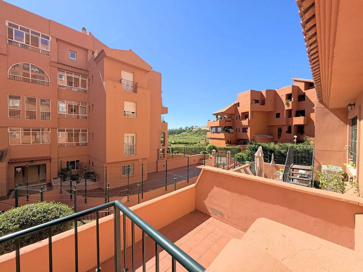2 soveværelse Lejlighed til salg i La Duquesa / Puerto de la Duquesa med swimmingpool - € 268.000 (Ref: 9347109)