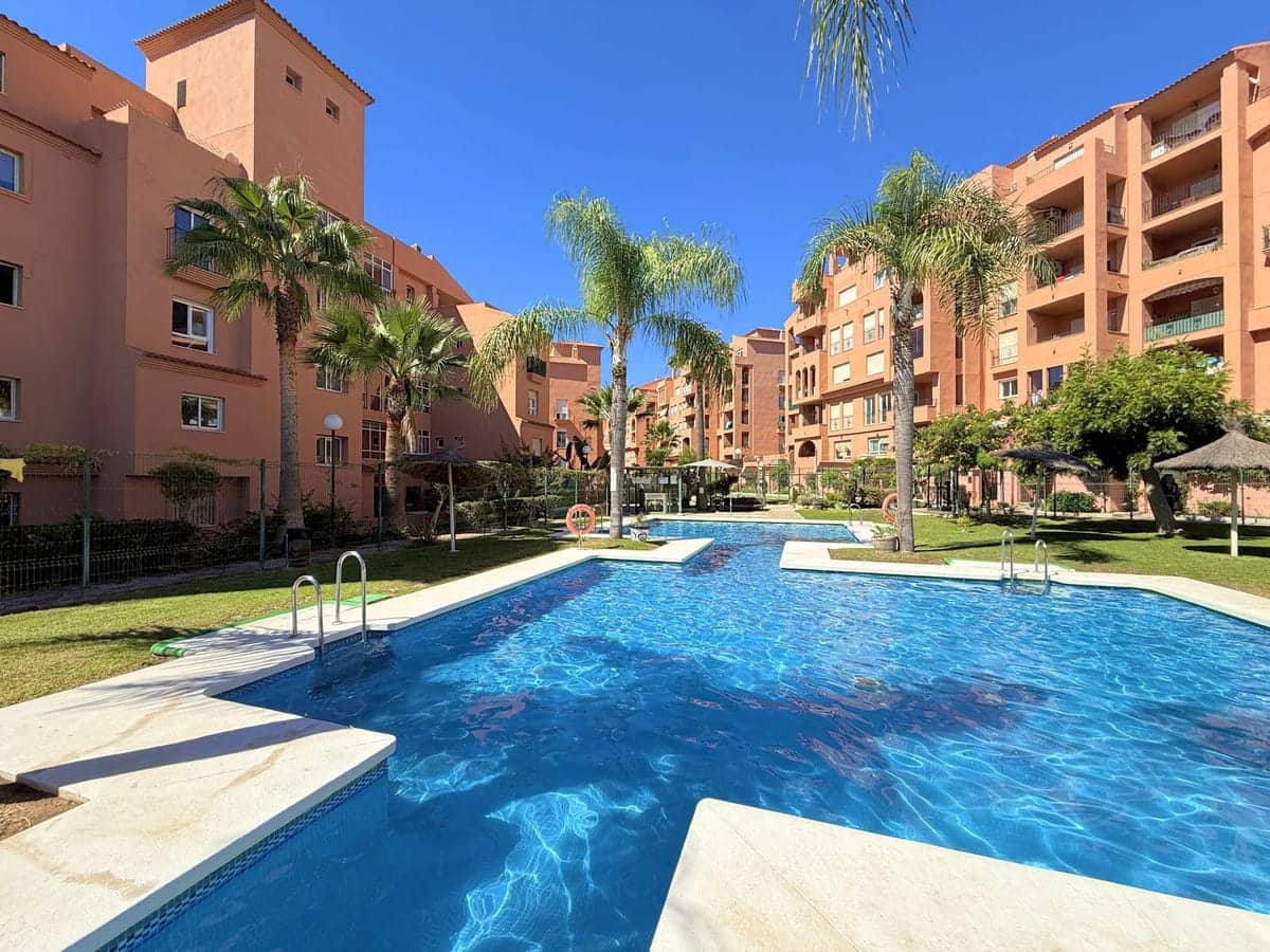 2 soveværelse Lejlighed til salg i La Duquesa / Puerto de la Duquesa med swimmingpool - € 268.000 (Ref: 9347109)