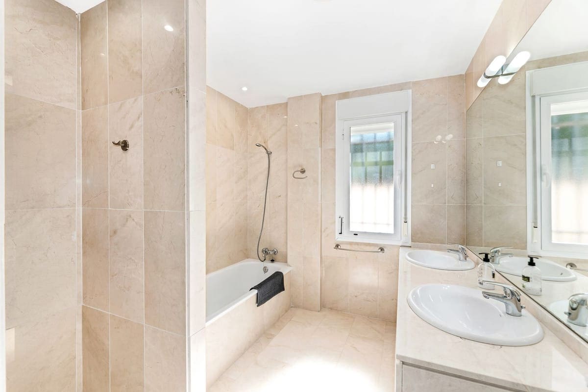 4 sypialnia Dom na sprzedaż w Riviera del Sol z basenem - 699 000 € (Ref: 9359093)