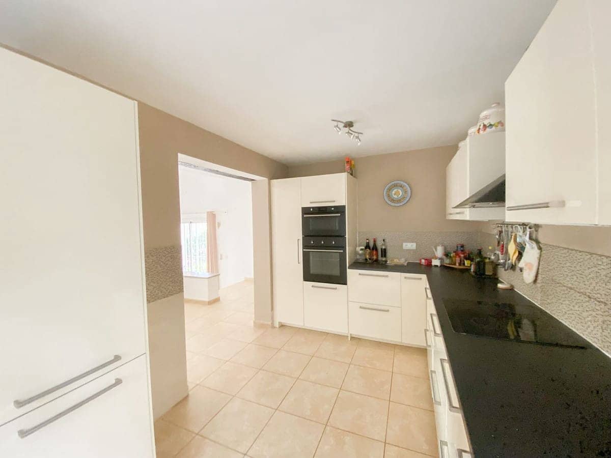 3 soveværelse Villa til salg i Calahonda med swimmingpool - € 690.000 (Ref: 9359094)