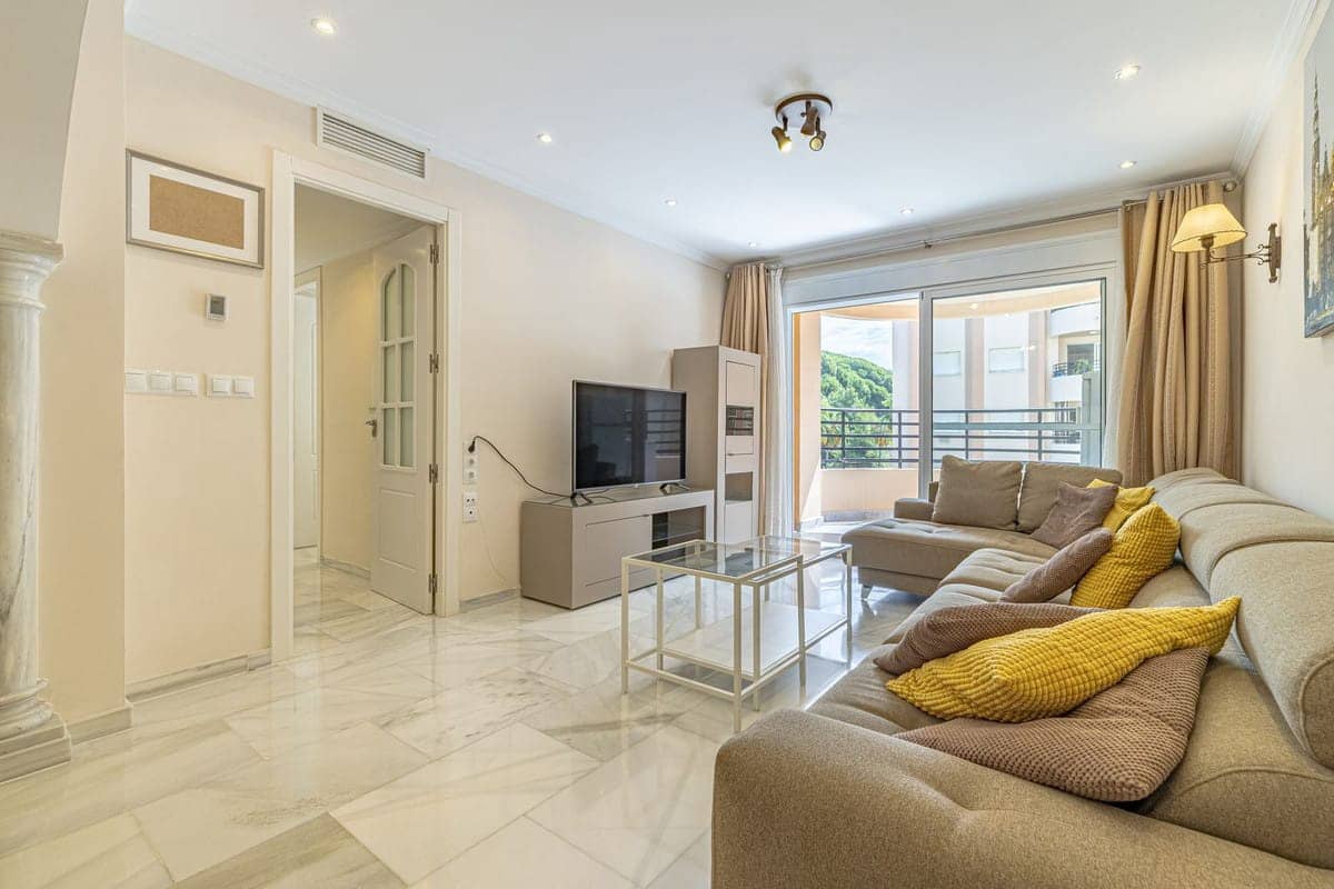 3 bedroom Apartment for sale in Marbella with pool - € 600,000 (Ref: 9382526)