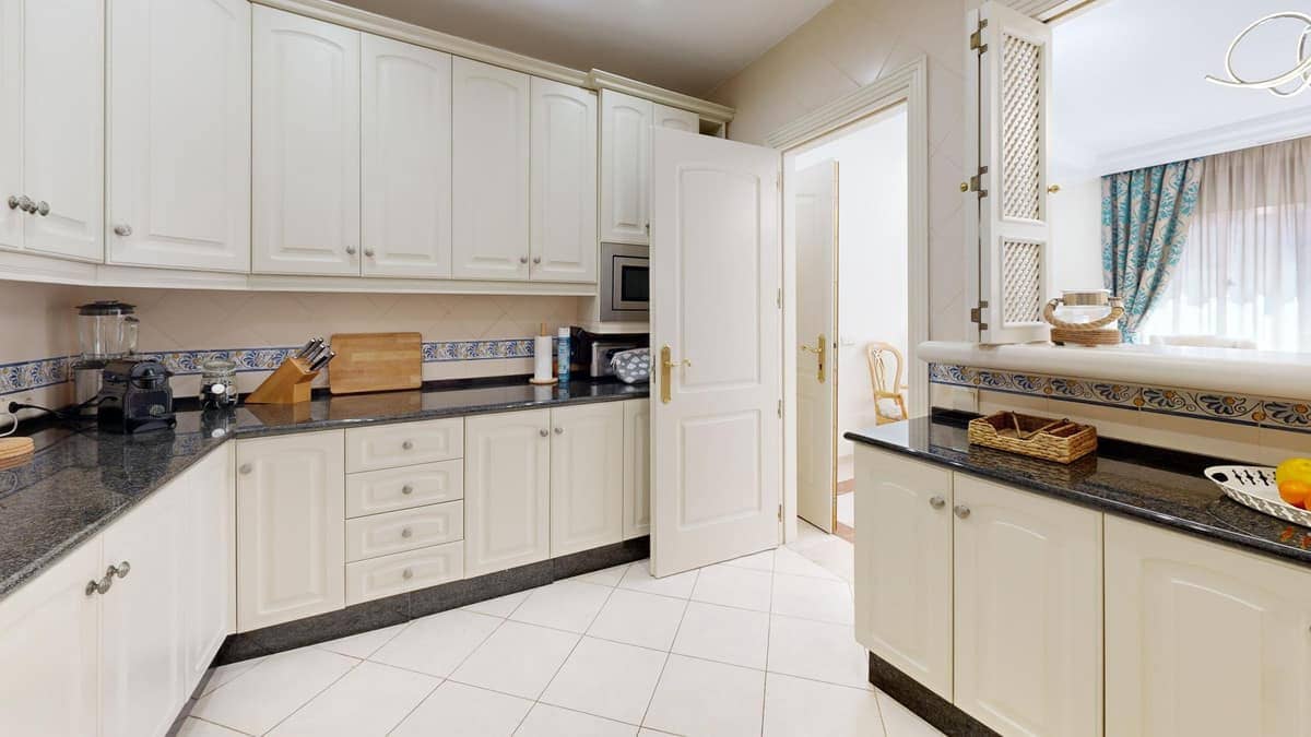 3 bedroom Apartment for sale in Marbella with pool - € 590,000 (Ref: 9382528)