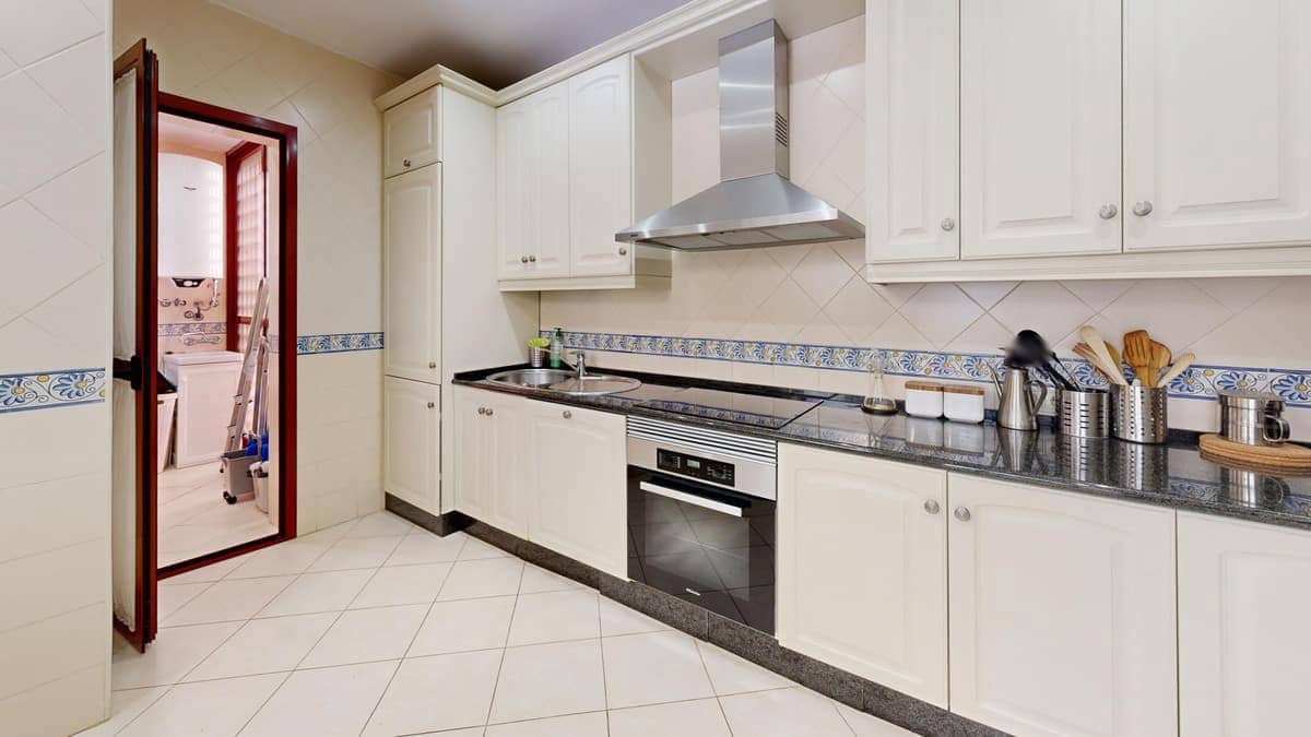 3 bedroom Apartment for sale in Marbella with pool - € 590,000 (Ref: 9382528)