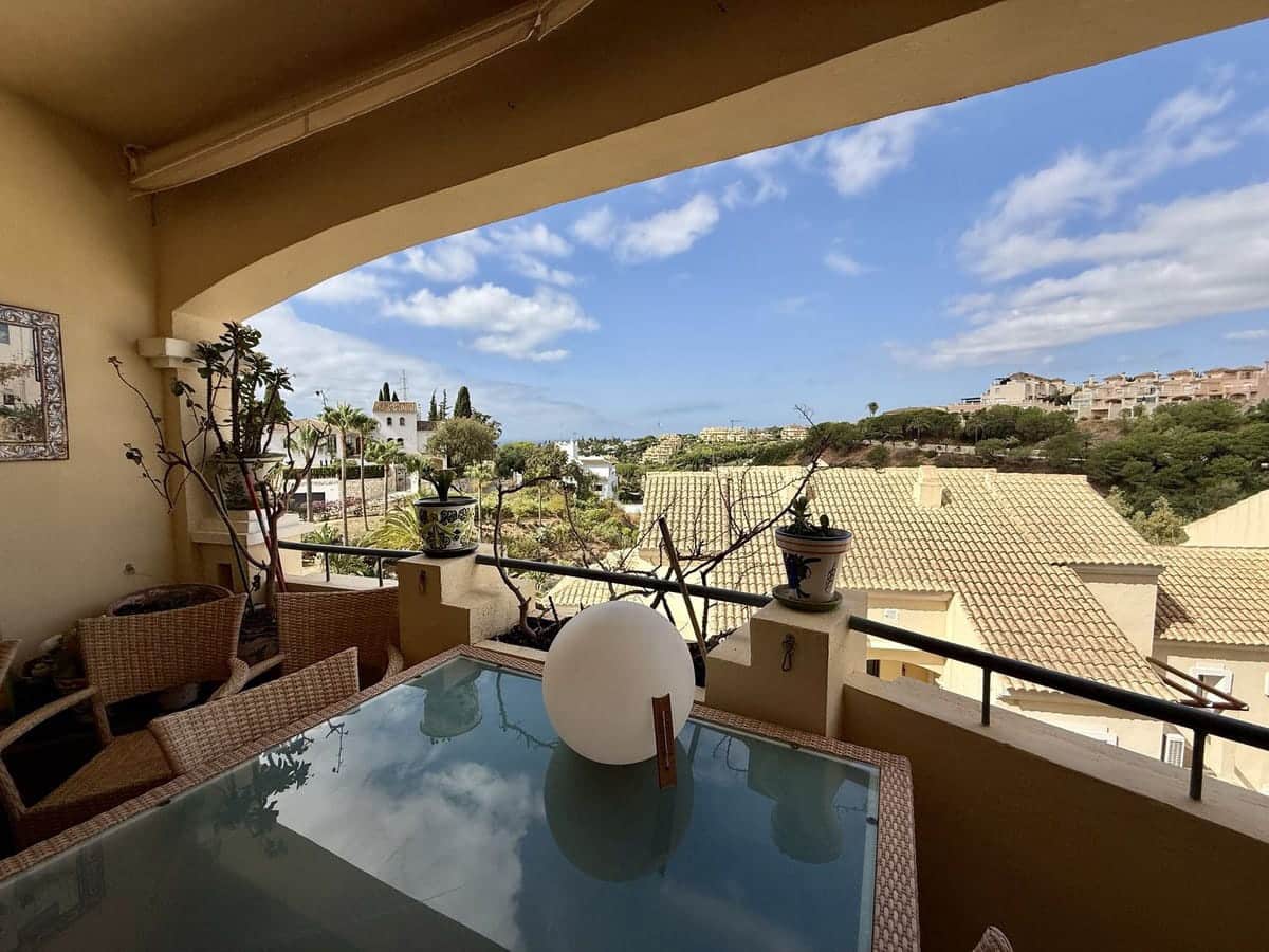 2 bedroom Apartment for sale in Elviria with pool - € 450,000 (Ref: 9382532)