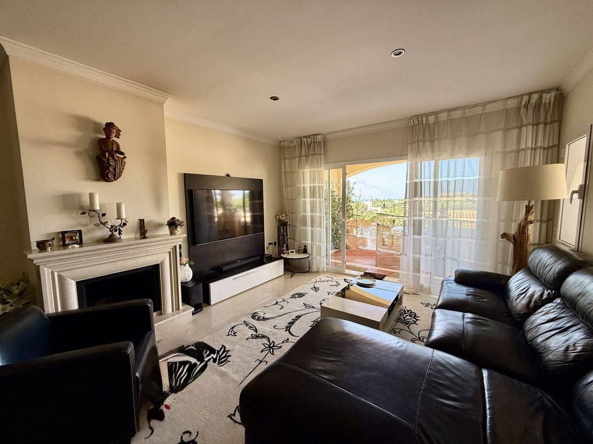 2 bedroom Apartment for sale in Elviria with pool - € 450,000 (Ref: 9382532)