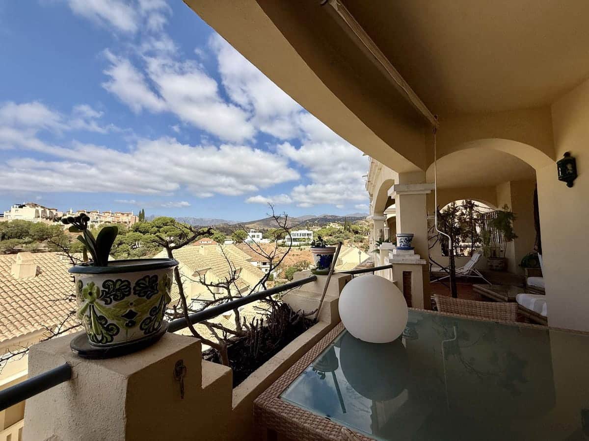 2 bedroom Apartment for sale in Elviria with pool - € 450,000 (Ref: 9382532)