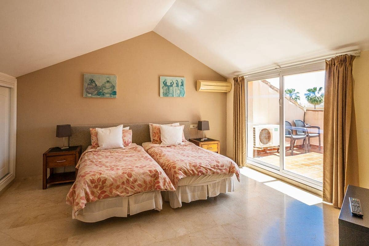 2 bedroom Apartment for sale in Elviria with pool - € 435,000 (Ref: 9382534)