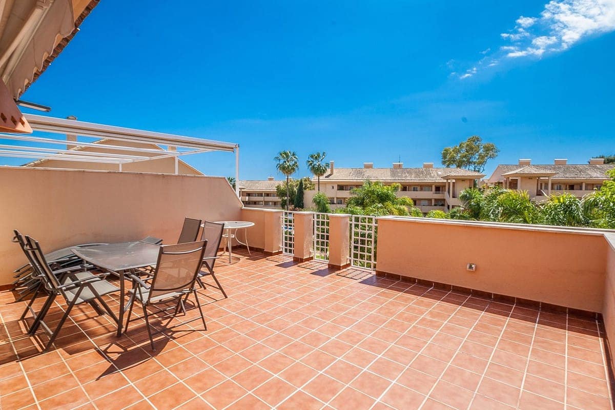 2 bedroom Apartment for sale in Elviria with pool - € 435,000 (Ref: 9382534)
