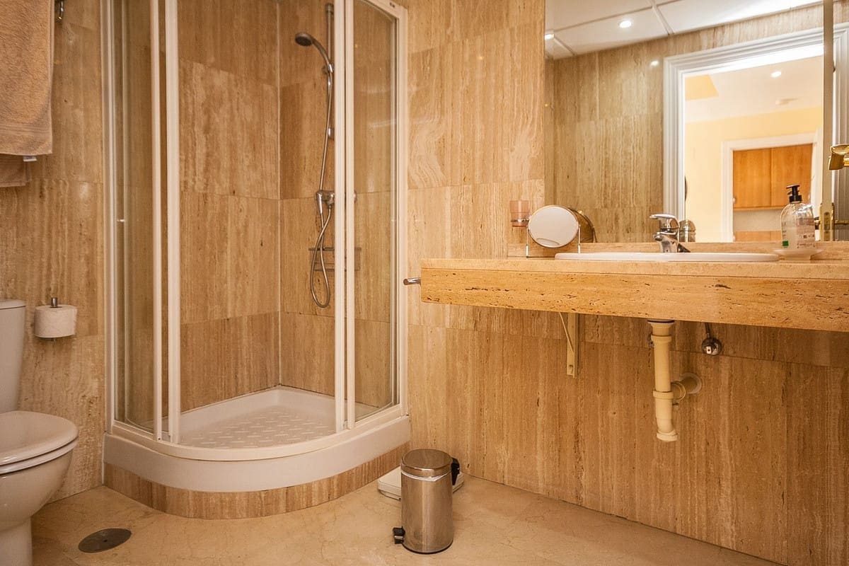 2 bedroom Apartment for sale in Elviria with pool - € 435,000 (Ref: 9382534)