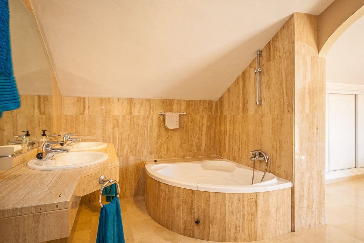 2 bedroom Apartment for sale in Elviria with pool - € 435,000 (Ref: 9382534)