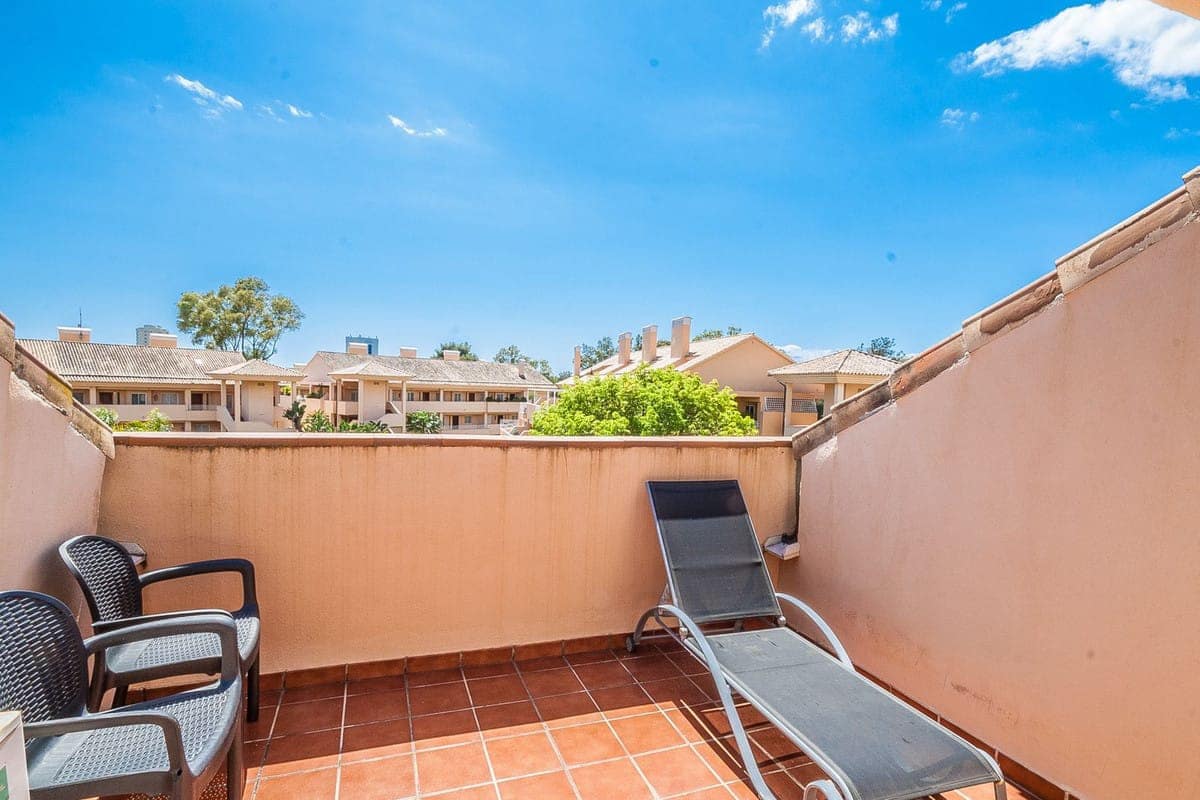 2 bedroom Apartment for sale in Elviria with pool - € 435,000 (Ref: 9382534)
