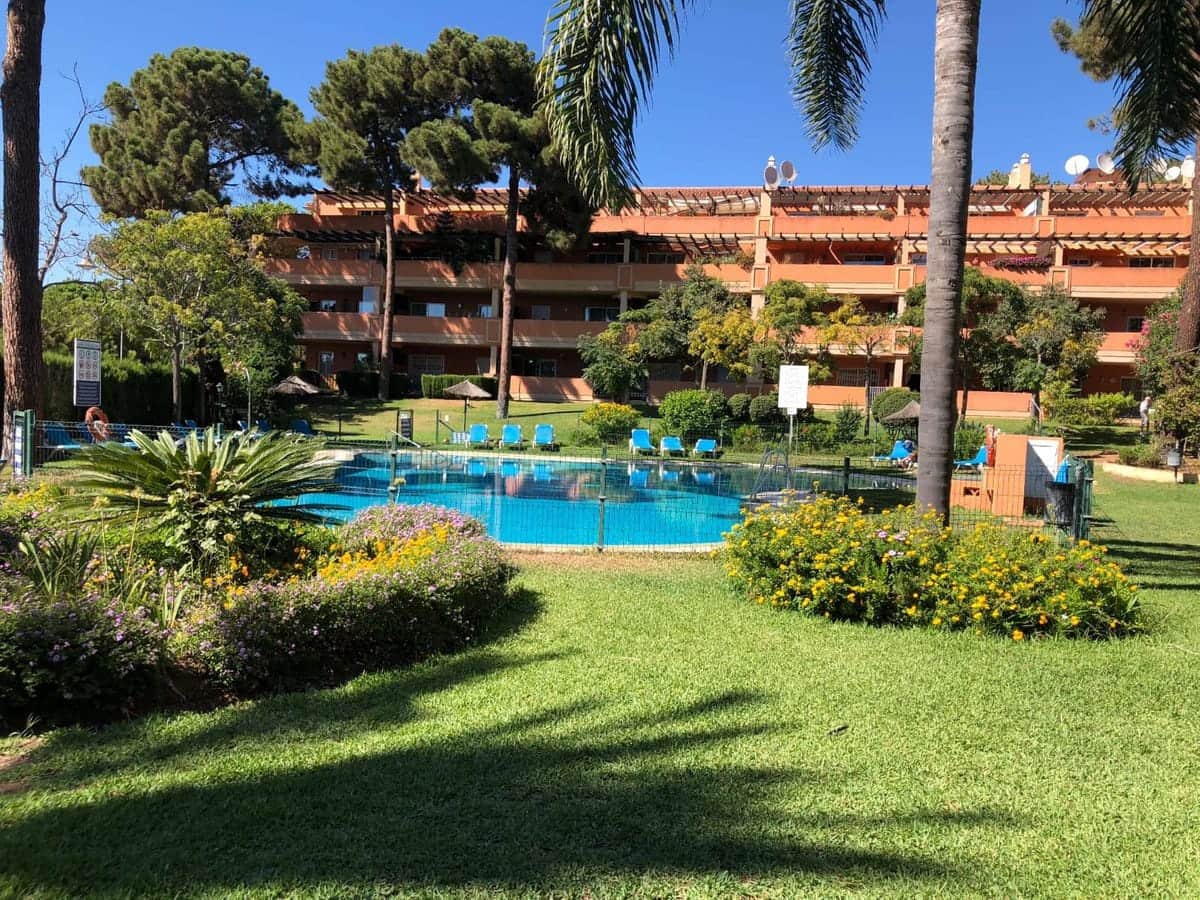 2 bedroom Apartment for sale in Elviria with pool - € 425,000 (Ref: 9382535)