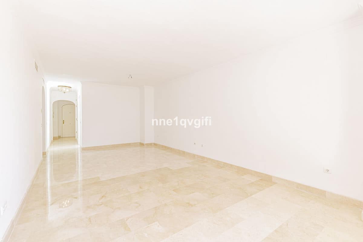 3 bedroom Apartment for sale in Elviria with pool - € 425,000 (Ref: 9382537)