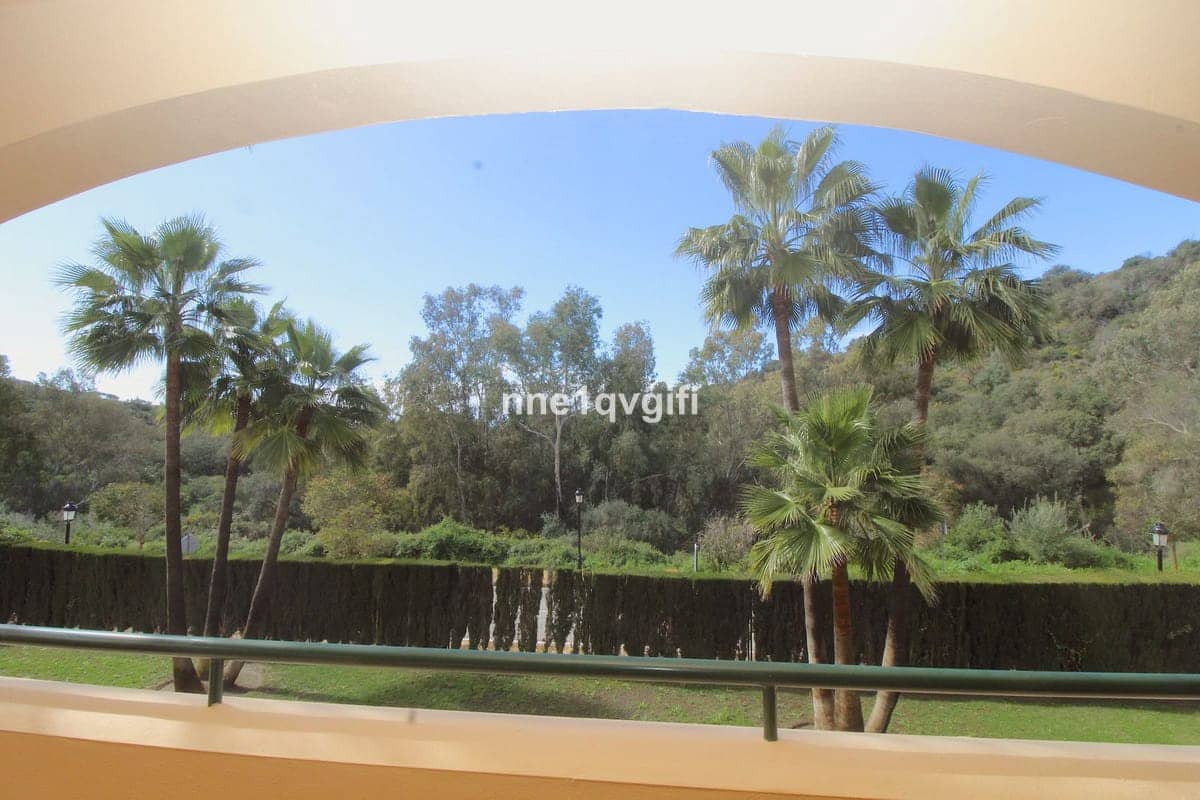 3 bedroom Apartment for sale in Elviria with pool - € 425,000 (Ref: 9382537)