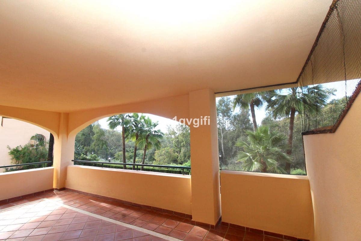 3 bedroom Apartment for sale in Elviria with pool - € 425,000 (Ref: 9382537)