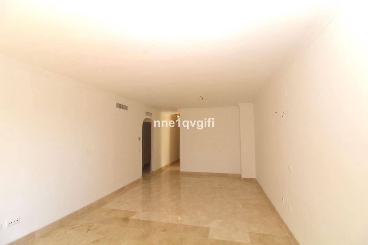 3 bedroom Apartment for sale in Elviria with pool - € 425,000 (Ref: 9382537)