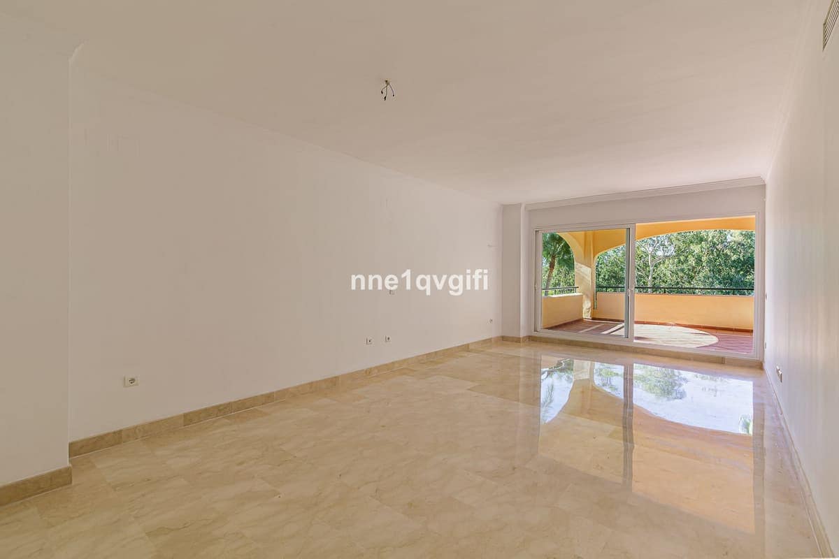 3 bedroom Apartment for sale in Elviria with pool - € 425,000 (Ref: 9382537)