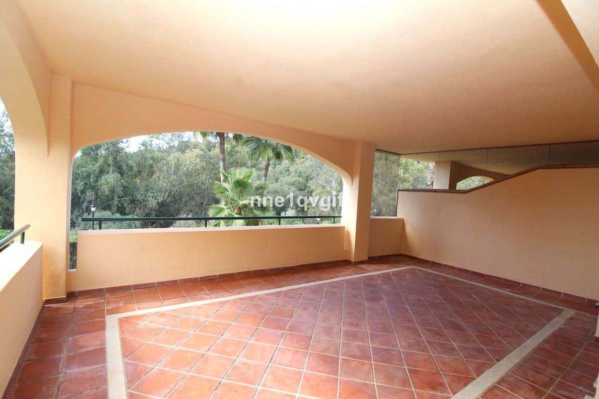3 bedroom Apartment for sale in Elviria with pool - € 425,000 (Ref: 9382537)