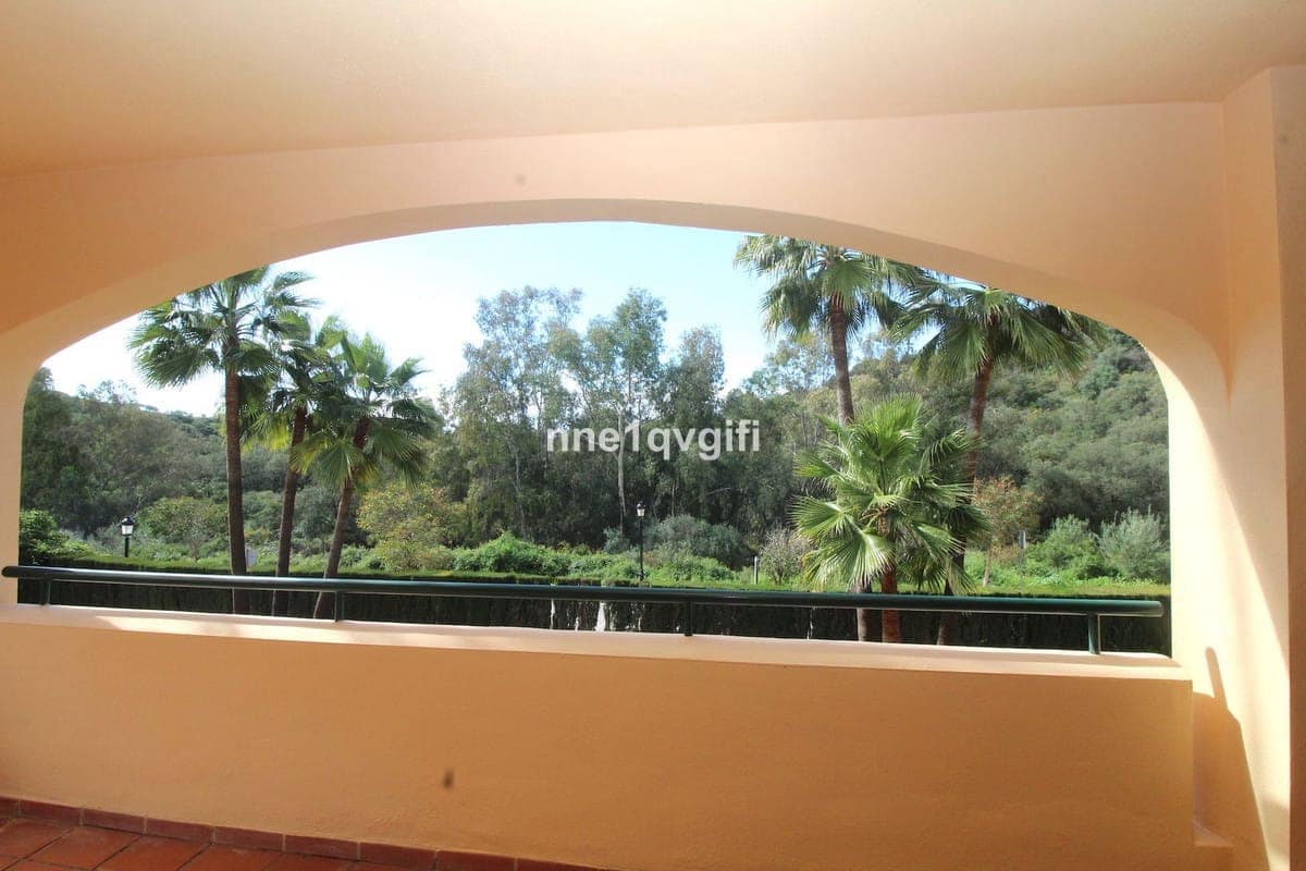 3 bedroom Apartment for sale in Elviria with pool - € 425,000 (Ref: 9382537)
