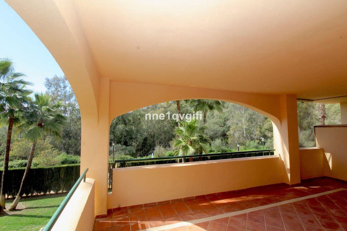 3 bedroom Apartment for sale in Elviria with pool - € 425,000 (Ref: 9382537)