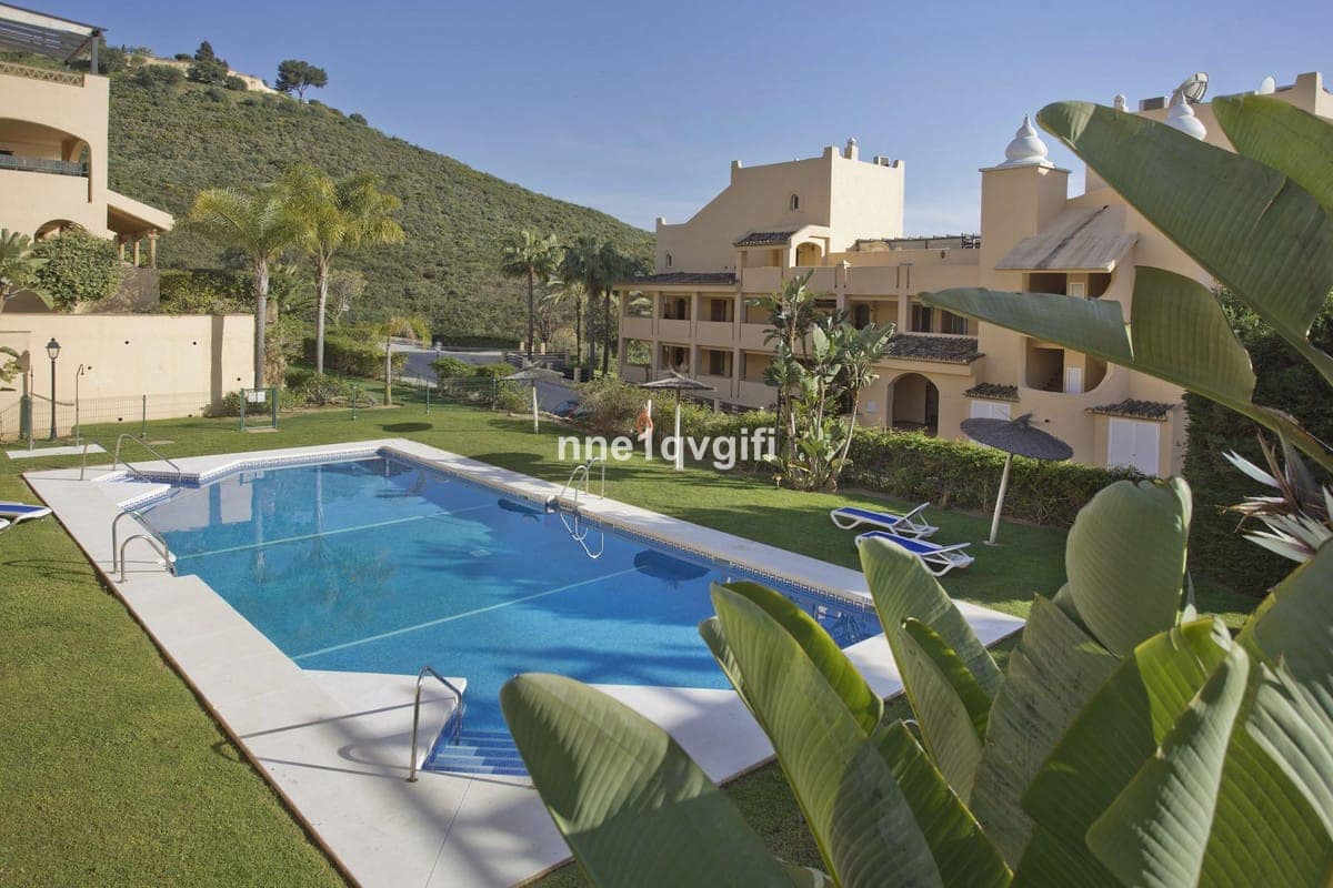 3 bedroom Apartment for sale in Elviria with pool - € 425,000 (Ref: 9382537)