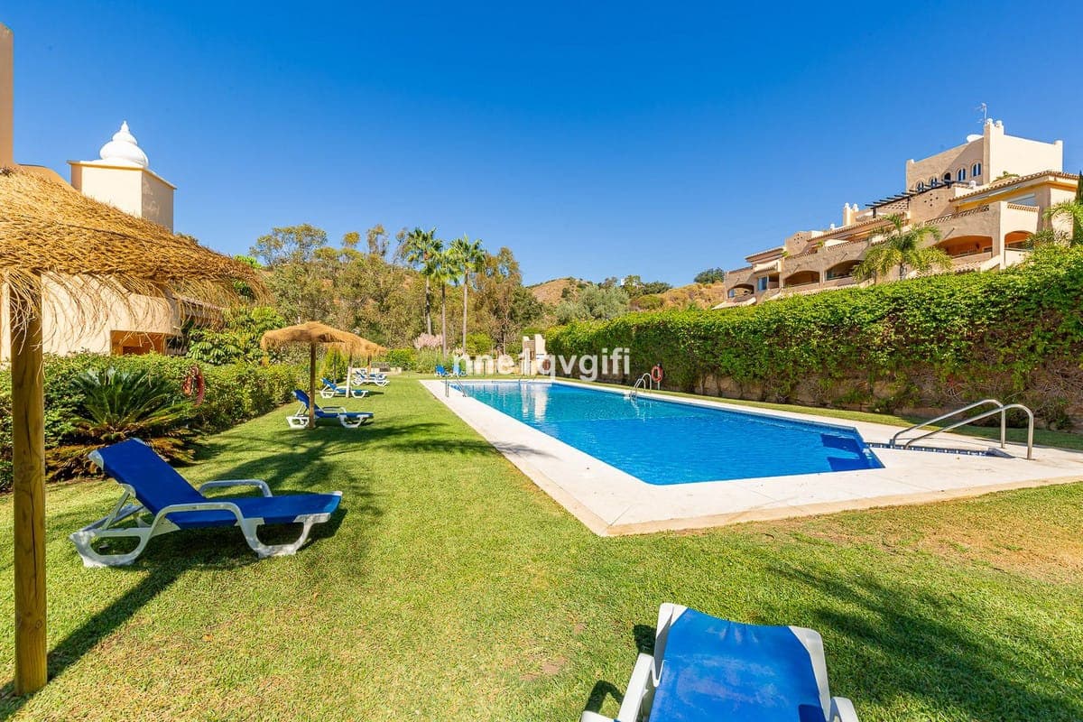 3 bedroom Apartment for sale in Elviria with pool - € 425,000 (Ref: 9382537)