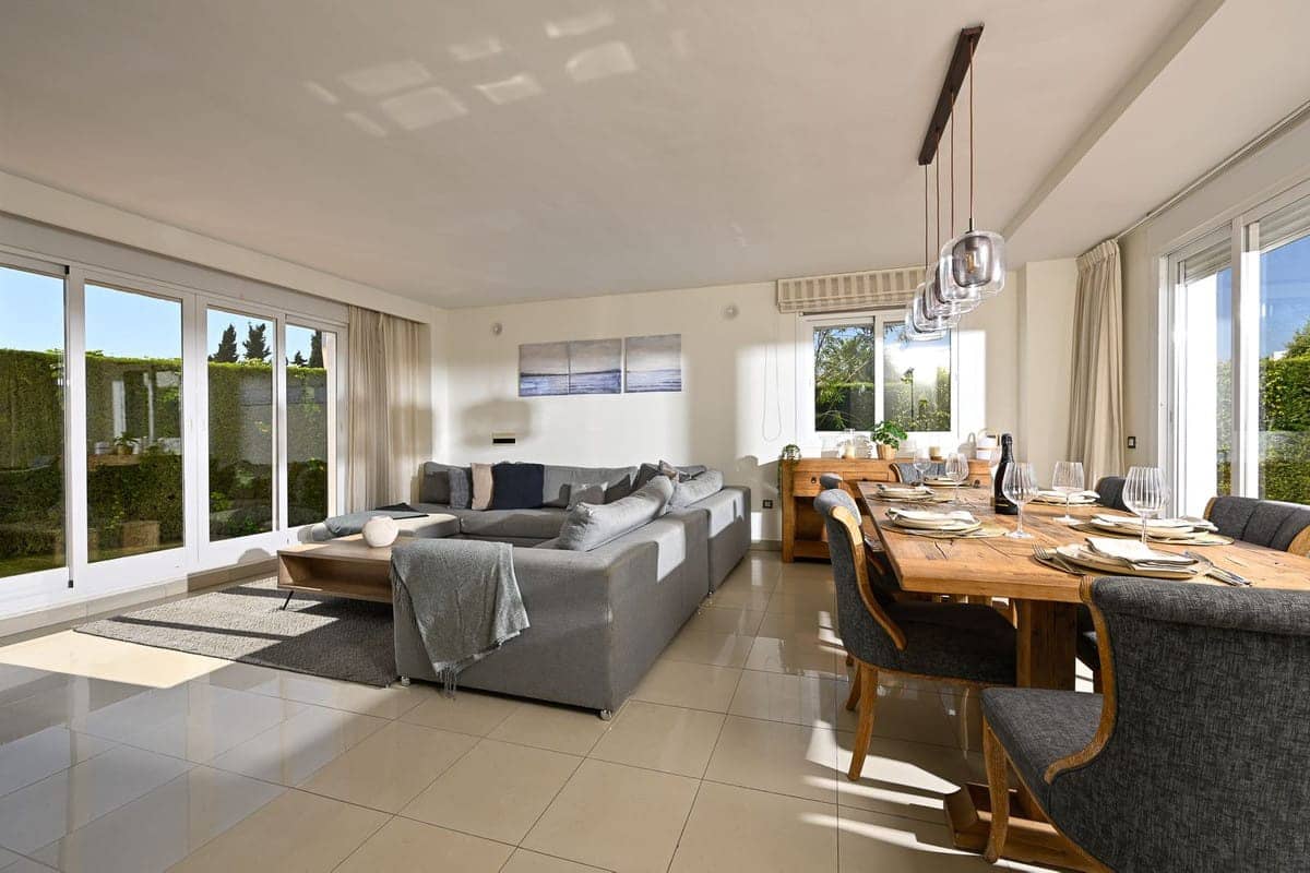 3 quarto Moradia Geminada para venda em Estepona com piscina - 595 000 € (Ref: 9530207)