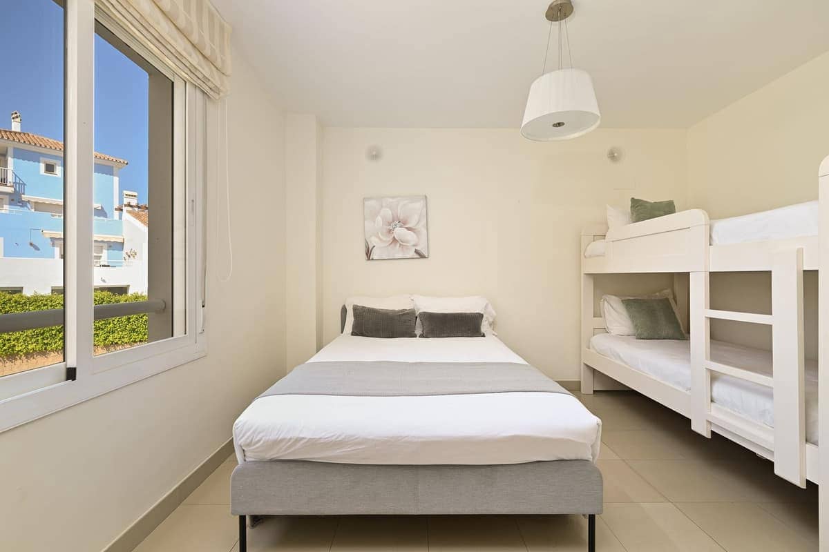 3 quarto Moradia Geminada para venda em Estepona com piscina - 595 000 € (Ref: 9530207)