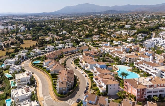 3 quarto Moradia Geminada para venda em Estepona com piscina - 595 000 € (Ref: 9530207)
