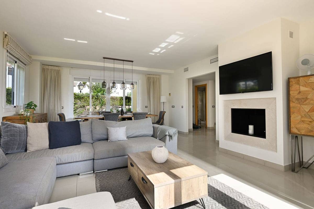 3 quarto Moradia Geminada para venda em Estepona com piscina - 595 000 € (Ref: 9530207)