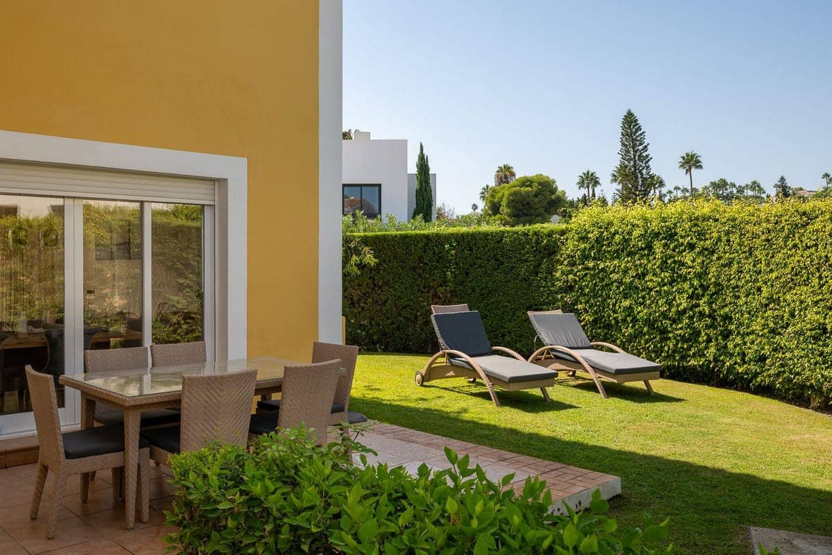 3 quarto Moradia Geminada para venda em Estepona com piscina - 595 000 € (Ref: 9530207)