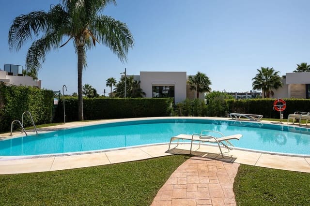 3 quarto Moradia Geminada para venda em Estepona com piscina - 595 000 € (Ref: 9530207)