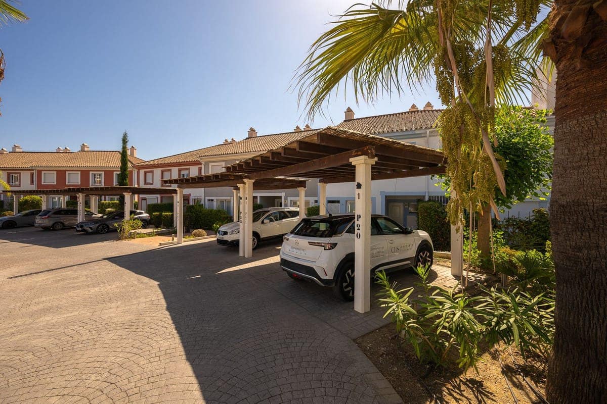 3 quarto Moradia Geminada para venda em Estepona com piscina - 595 000 € (Ref: 9530207)