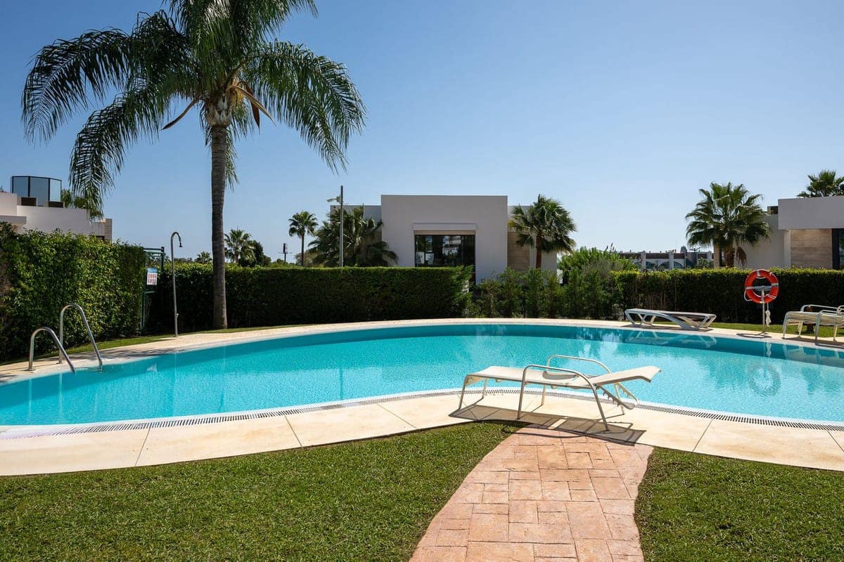 3 quarto Moradia Geminada para venda em Estepona com piscina - 595 000 € (Ref: 9530207)