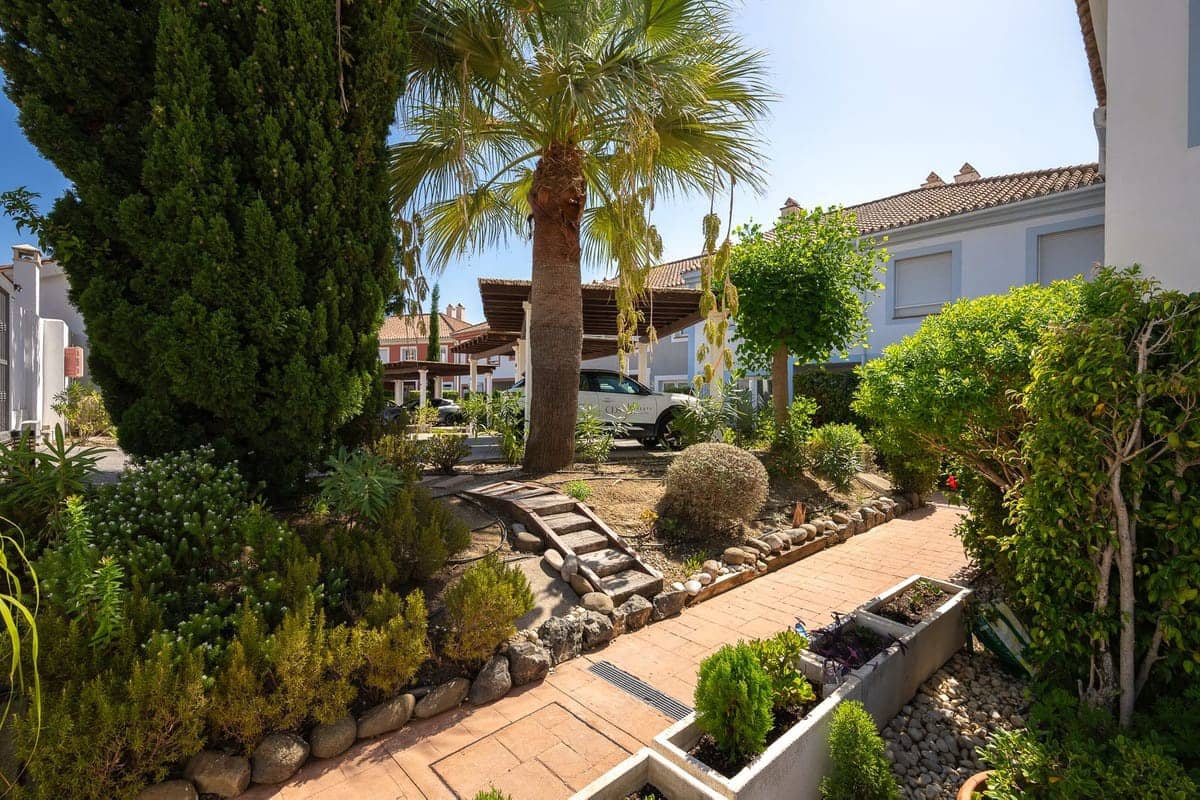 3 quarto Moradia Geminada para venda em Estepona com piscina - 595 000 € (Ref: 9530207)