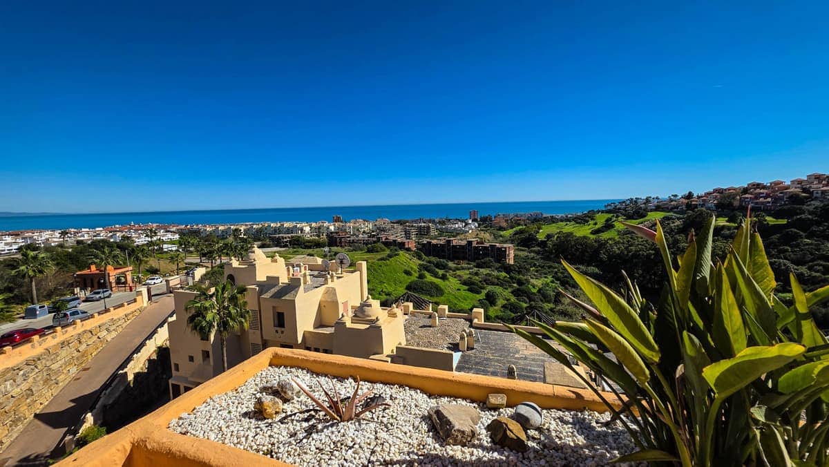 3 bedroom Apartment for sale in La Duquesa / Puerto de la Duquesa with pool - € 495,000 (Ref: 9615409)