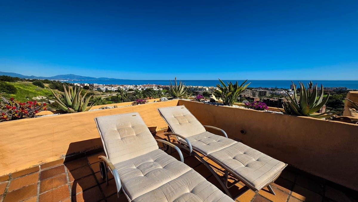 3 bedroom Apartment for sale in La Duquesa / Puerto de la Duquesa with pool - € 495,000 (Ref: 9615409)